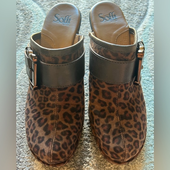 Woman’s Sofft choc leopard heels - Picture 2 of 6
